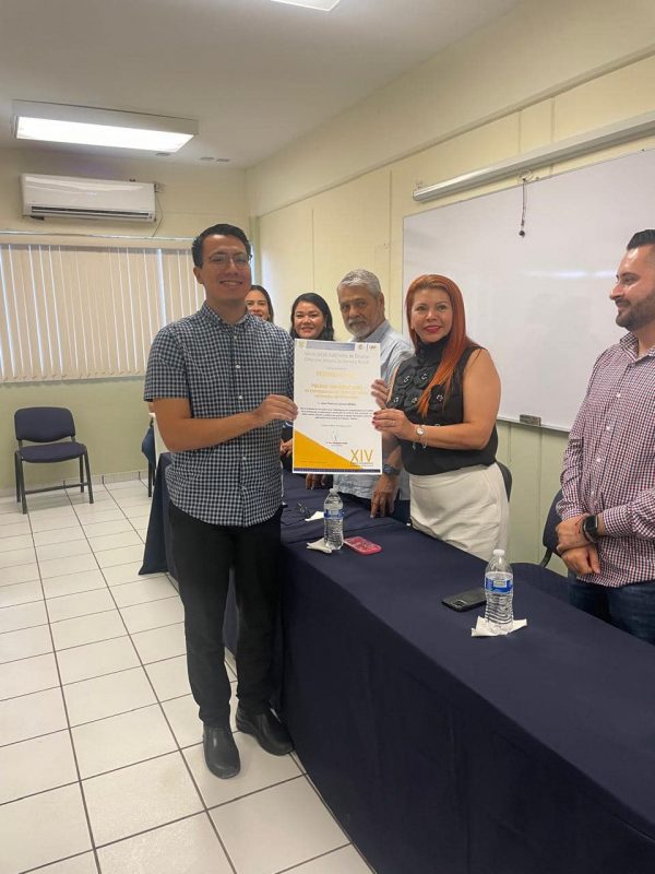 Entrega de premios Universitario Experiencia en Servicio Social, categoría institucional.